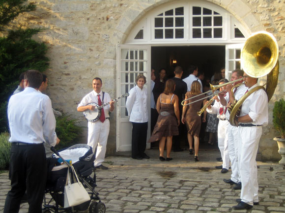 Orchestre de jazz au moment de l'entr�e en salle de repas